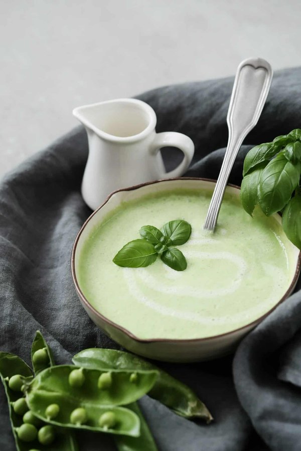 Comment maîtriser la préparation d'une soupe à l'oignon gratinée traditionnelle ?